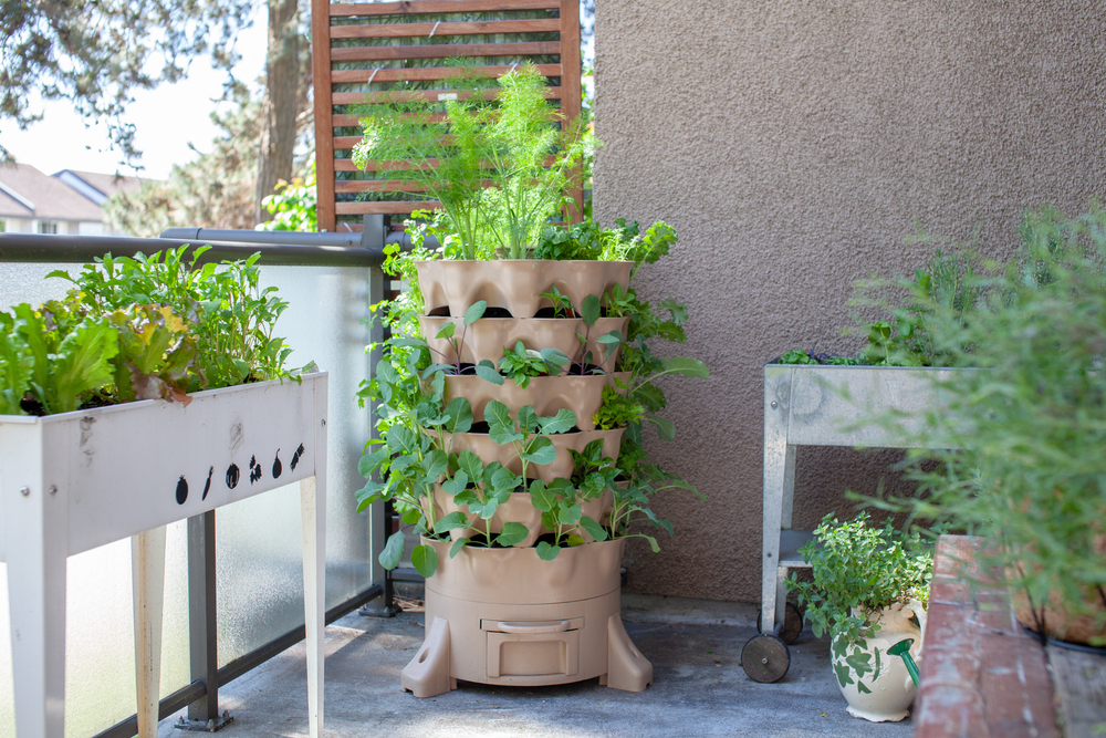 Petit mobilier en terrasse pour vos plantes